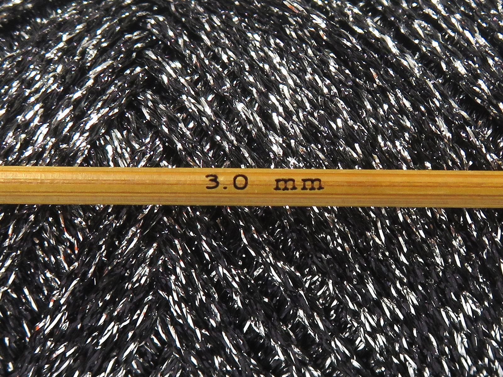 Gleamy Silver, Black fnt2-84248